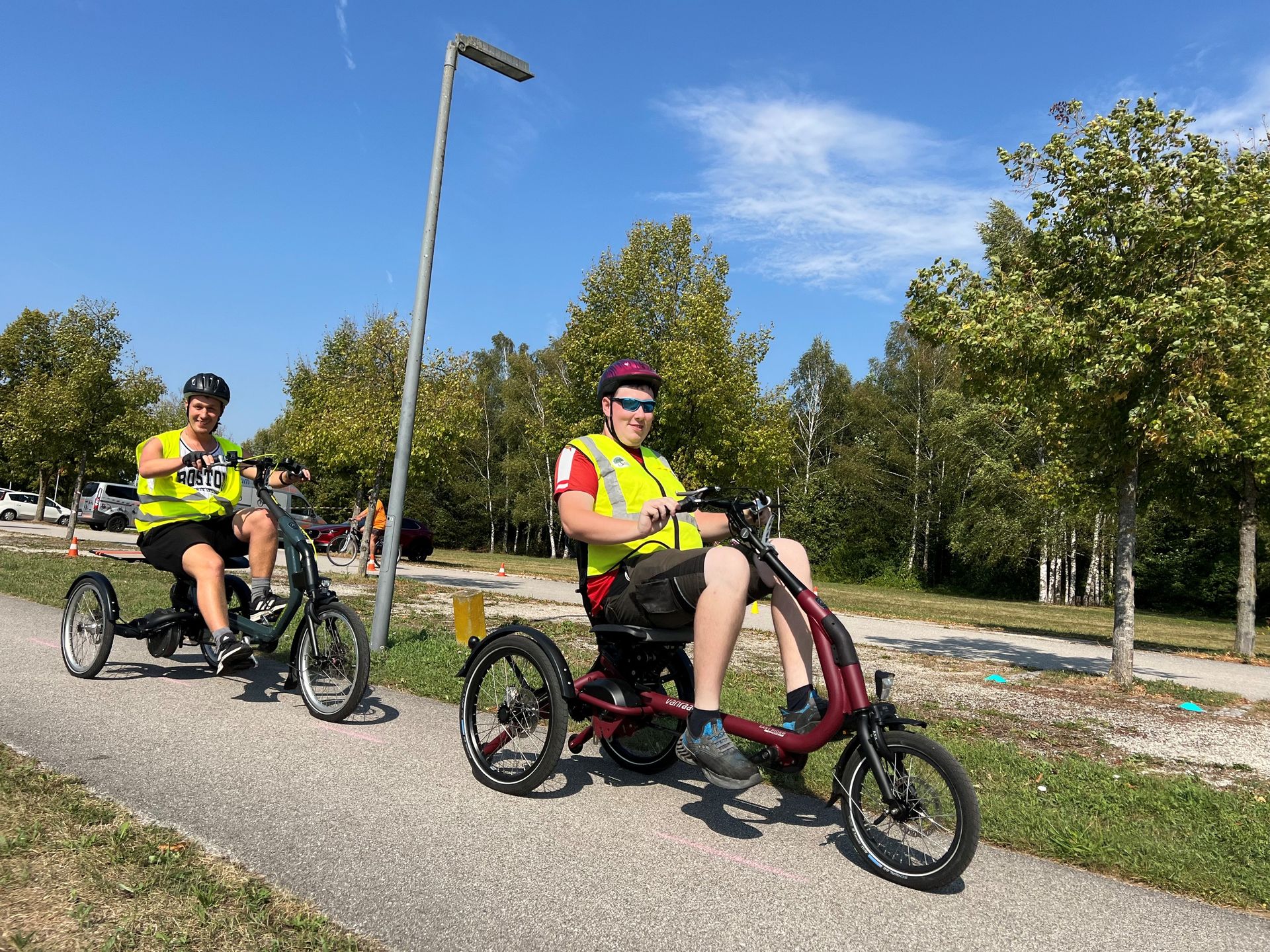 2 Männer beim Dreirad Training 2 Männer beim Dreirad Training
